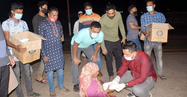 মধ্য রাতে ভাসমানদের খাবার দিতে রাস্তায় ঘুরছেন ছাত্রলীগ নেতা