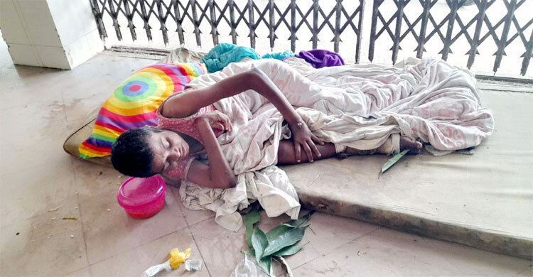 অবশেষে রিনার পচন ধরা পায়ে অস্ত্রোপচার