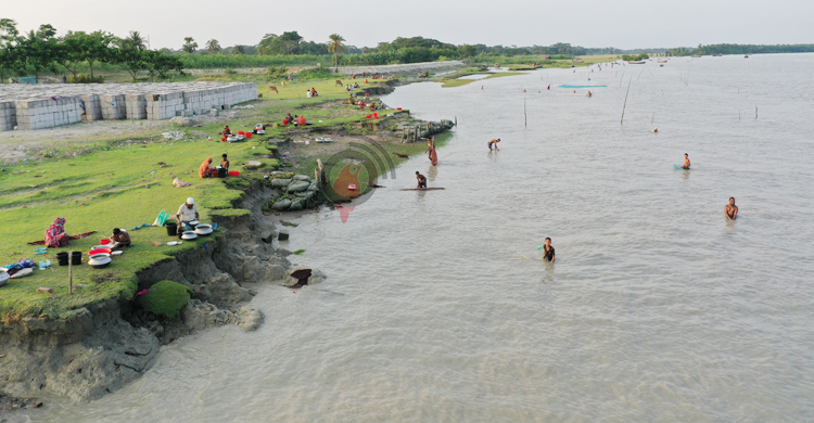 চিংড়ির রেণুর বলি কোটি মাছের পোনা