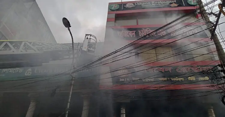 যাত্রাবাড়ীতে রেস্তোরাঁয় আগুন, নিয়ন্ত্রণে ১০ ইউনিট