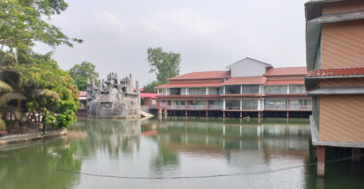 অবসর উপভোগে ঢালিস আম্বার নিবাস রিসোর্ট