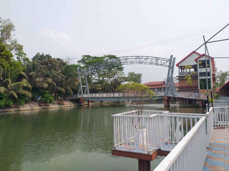 অবসর উপভোগে ঢালিস আম্বার নিবাস রিসোর্ট