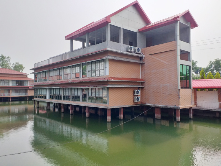 অবসর উপভোগে ঢালিস আম্বার নিবাস রিসোর্ট