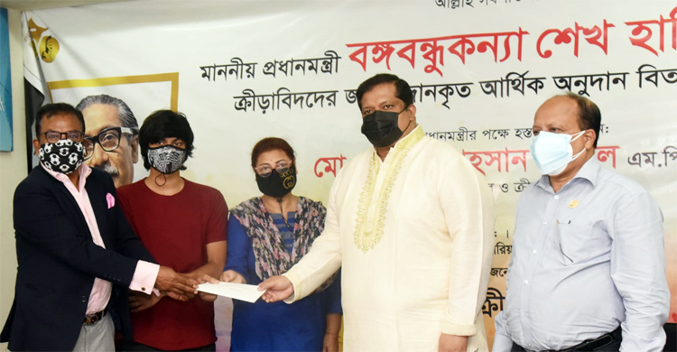 প্রধানমন্ত্রীর দেওয়া অর্থ ও ফ্ল্যাট বুঝে পেলেন ক্রীড়াবিদরা