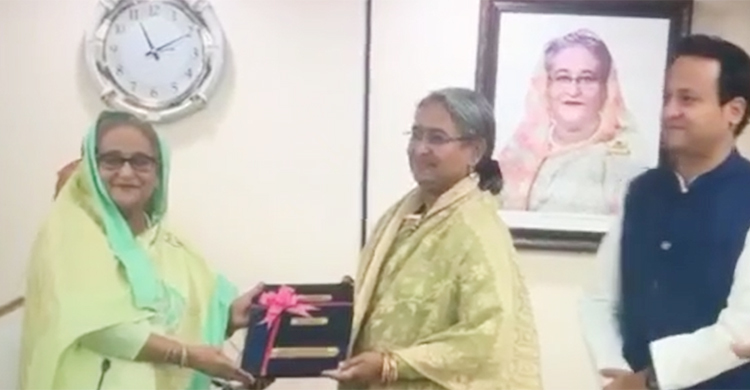 এসএসসির ফলের অনুলিপি প্রধানমন্ত্রীর হাতে