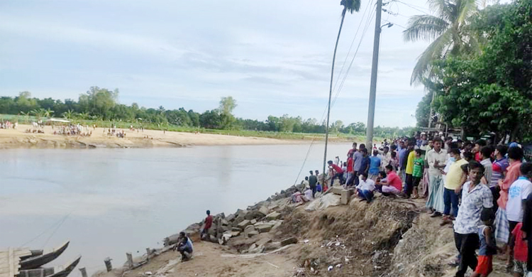 নদীর তীরে জিও ব্যাগ ফেলার সময় ছিটকে পড়ে শ্রমিক নিখোঁজ