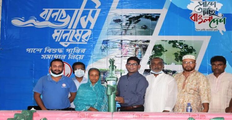 RFL stands beside flood-affected people