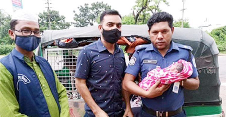 চলন্ত বাসে ফুটফুটে সন্তান প্রসব, হাসপাতালে নিল পুলিশ