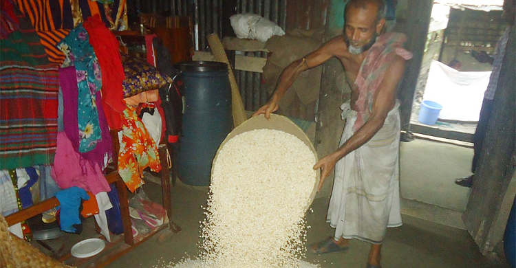 দম ফেলার সময় নেই মুড়ির গ্রামে