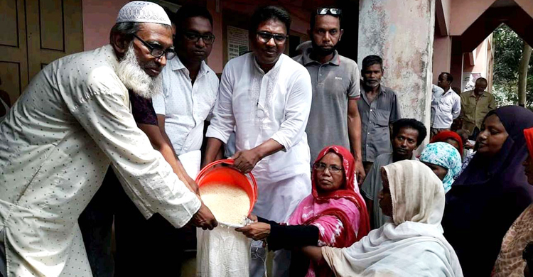 ১০ কেজির চালে ৩-৫ কেজি কম দেওয়ার অভিযোগ