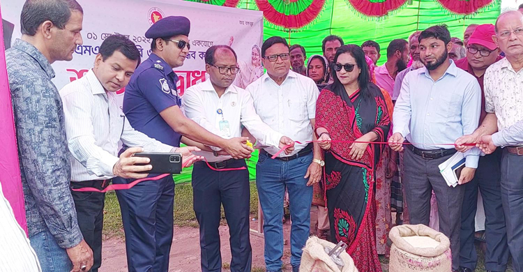 ৩০ টাকা কেজি চাল কিনতে ভোর ৪টায় লাইন