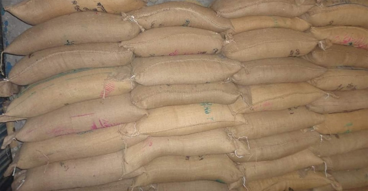 ১৭ টন চালসহ হাতেনাতে ধরা খাদ্য গুদাম কর্মকর্তা