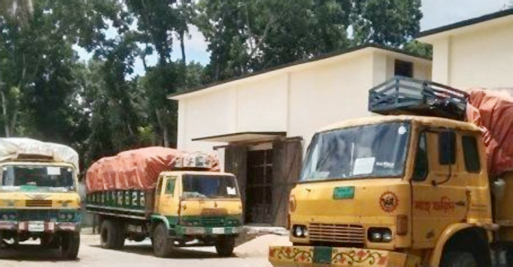 তিন ট্রাক পচা চাল নিয়ে বিপাকে খাদ্য গুদাম পরিদর্শক