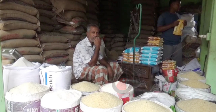 রাজবাড়ীতে কেজিতে ৫ টাকা বেড়েছে চালের দাম