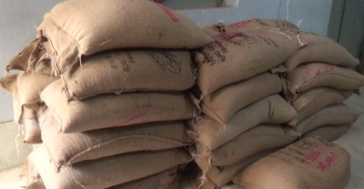 গোডাউনের তালা ভেঙে পাওয়া গেল ১২০ বস্তা সরকারি চাল