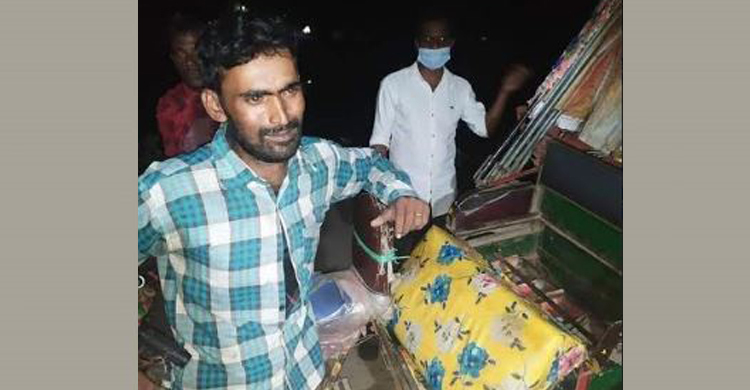 যাত্রী বেশে সব নিয়ে গেল ছিনতাইকারীরা, কাঁদছেন রিকশাচালক