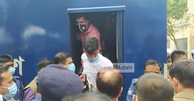 আদালতে আসামিরা, কিছুক্ষণের মধ্যেই রায়