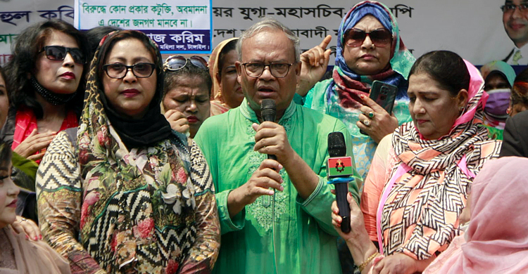 ‘কাপুরুষ ছাড়া কেউ এভাবে নারীদের আঘাত করতে পারে না’