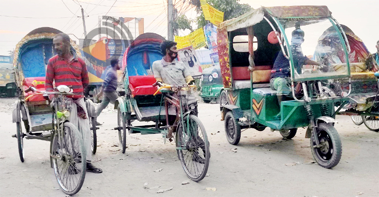 যাত্রী না পেয়ে বিপাকে সিদ্ধিরগঞ্জের রিকশাচালকরা