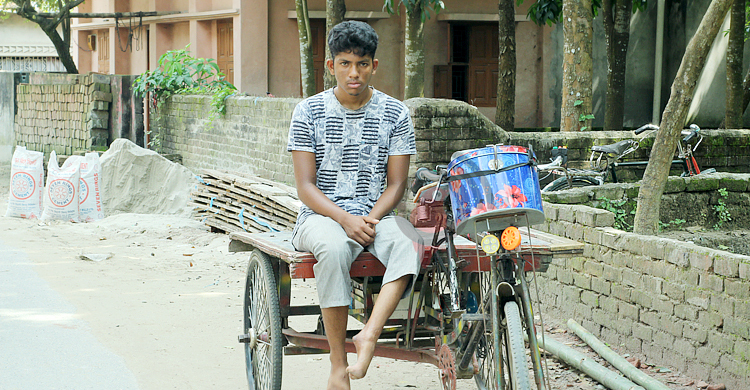 বাবা নিরুদ্দেশ, ফের বিয়ে করেছেন মা, থাকার জায়গা নেই রিমনের