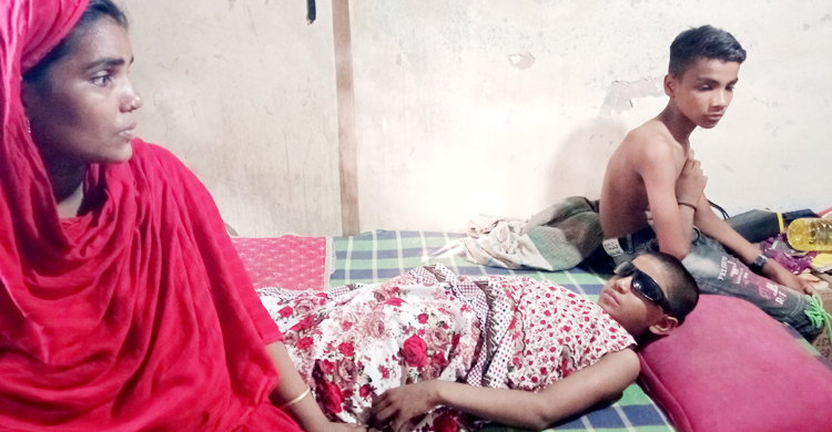 ককটেল বিস্ফোরণ, চিকিৎসার অভাবে চোখ হারাতে বসেছে রিমন