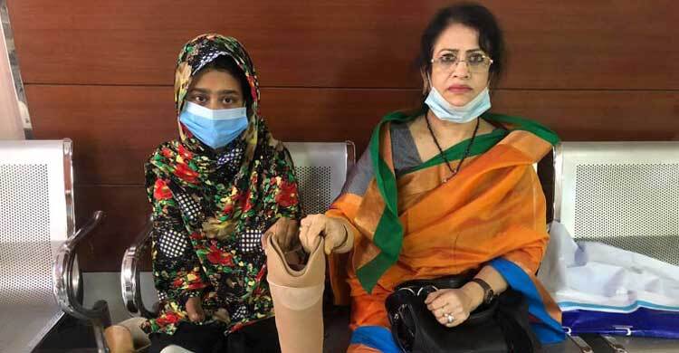 হাসিমুখে হাঁটছে পা হারানো রিনা