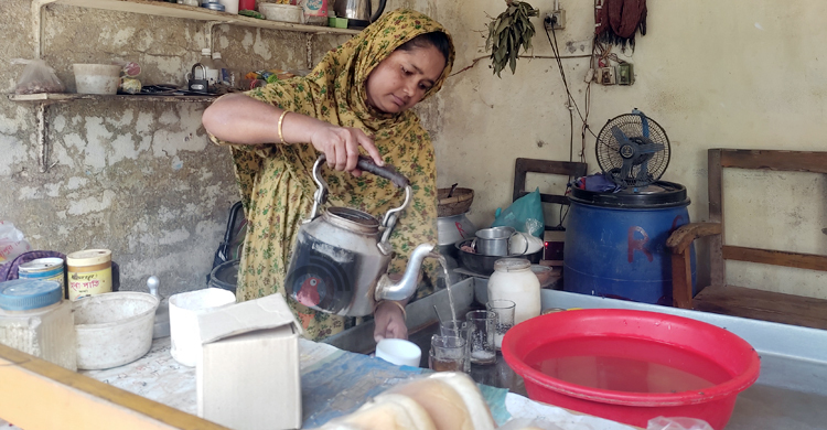জীবনযুদ্ধে সংগ্রামী আলফাডাঙ্গার ‘চা আপা’ রিনিয়া