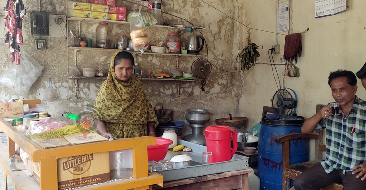 জীবন যুদ্ধে সংগ্রামী আলফাডাঙ্গার ‘চা আপা’ রিনিয়া