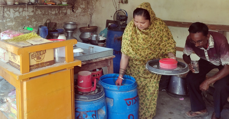জীবন যুদ্ধে সংগ্রামী আলফাডাঙ্গার ‘চা আপা’ রিনিয়া