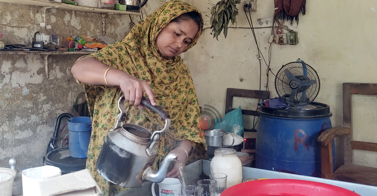জীবন যুদ্ধে সংগ্রামী আলফাডাঙ্গার ‘চা আপা’ রিনিয়া