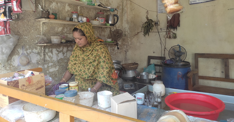 জীবন যুদ্ধে সংগ্রামী আলফাডাঙ্গার ‘চা আপা’ রিনিয়া