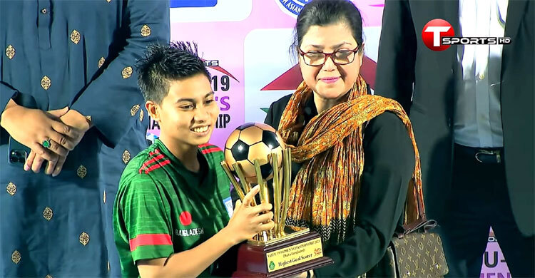 বন্যার্তদের জন্য এক কিশোরী ফুটবলারের মহৎ উদ্যোগ