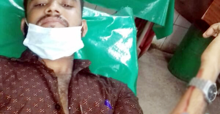 নিজেকে ছুরিকাঘাত করে ছিনতাইয়ের নাটক সাজালেন যুবক