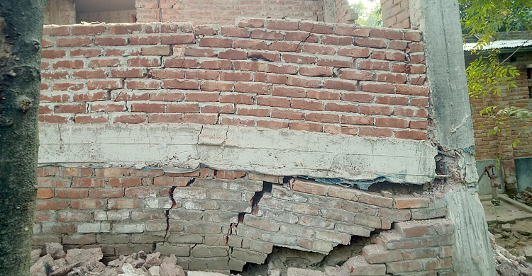 হঠাৎ ধসে পড়ছে বাড়ি