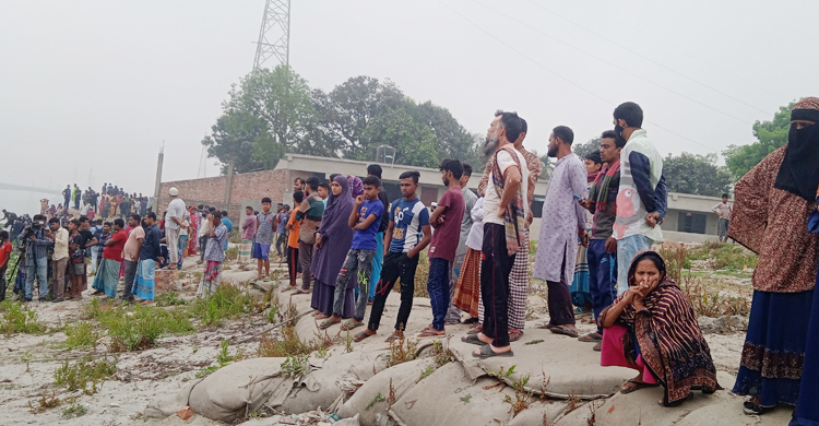 মরদেহের আশায় শীতলক্ষ্যাপাড়ে ছোটাছুটি করছেন স্বজনরা
