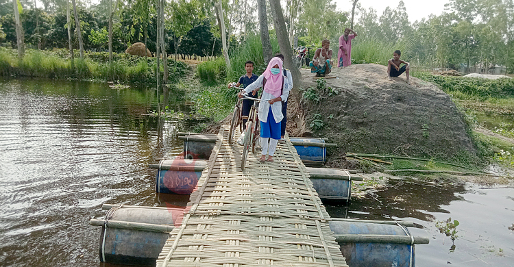 শিক্ষার্থীদের দুর্ভোগ লাঘবে শিক্ষক বানালেন ভাসমান সাঁকো