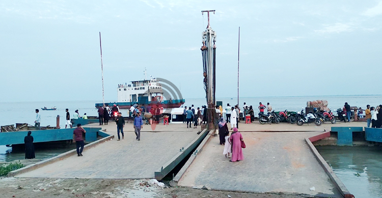 পদ্মায় তীব্র স্রোত, শিমুলিয়া-মাঝিকান্দি ফেরি চলাচল বন্ধ