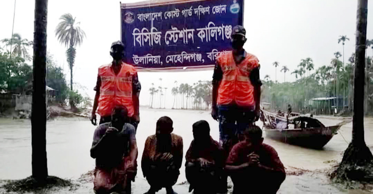 মেঘনায় কার্গোডুবি, ৪ শ্রমিককে ভাসমান অবস্থায় উদ্ধার