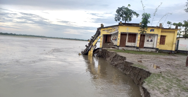 ৩০ বছর ধরে চরে আলো জ্বালানো বিদ্যালয়টি আর নেই