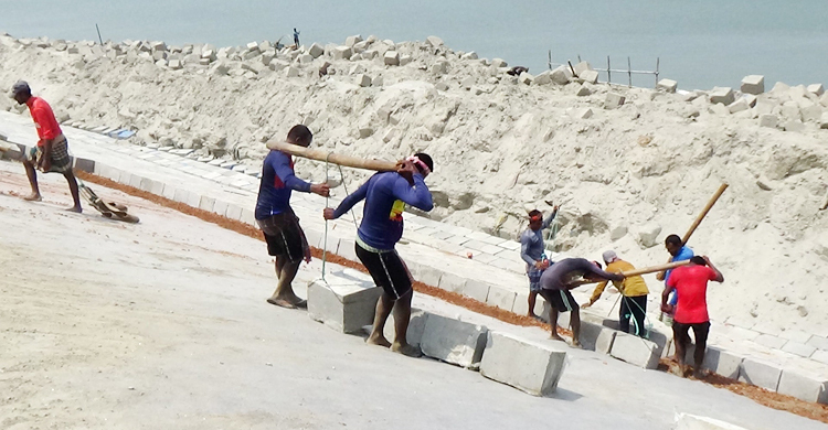 ভাঙনের আশঙ্কায় পদ্মা পাড়ের মানুষ