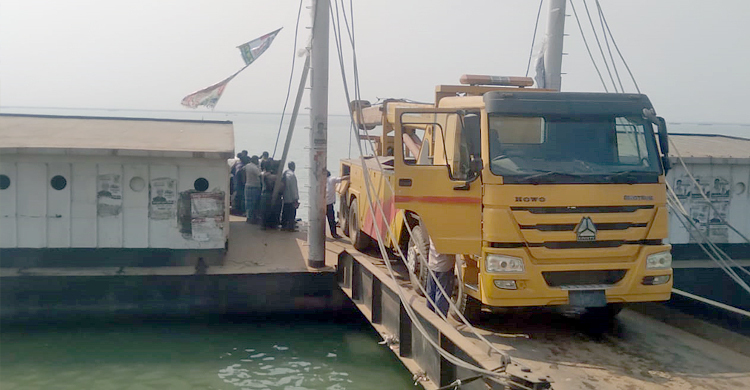 ফেরিতে উঠতে গিয়ে লোহার পাইপবোঝাই ট্রাক নদীতে