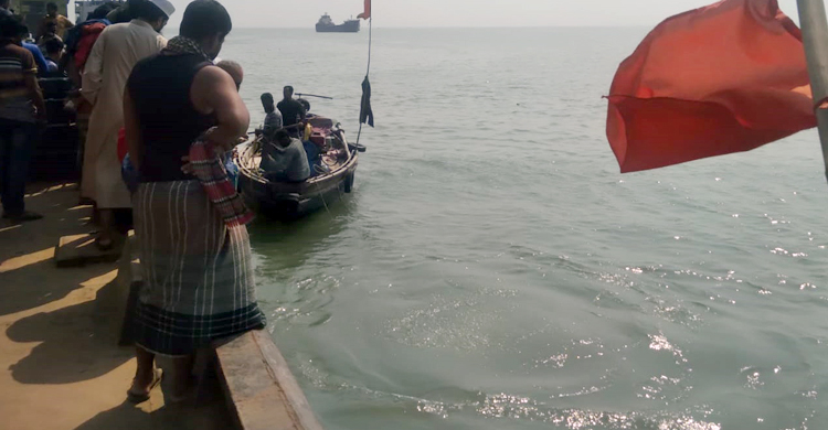 ফেরিতে উঠতে গিয়ে লোহার পাইপবোঝাই ট্রাক নদীতে