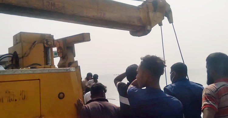 ফেরিতে উঠতে গিয়ে লোহার পাইপবোঝাই ট্রাক নদীতে