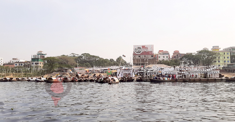 দিনে নৌকা-ট্রলারে শীতলক্ষ্যা পাড়ি দেয় লাখো মানুষ