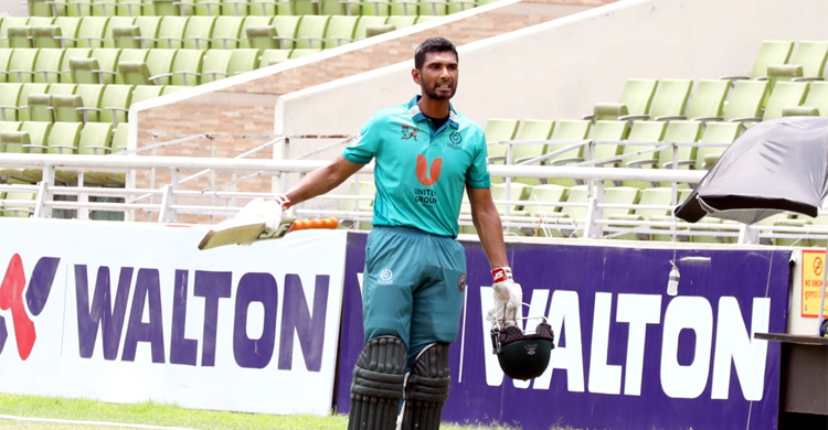 মেজাজ হারিয়ে ড্রেসিংরুমের দরজায় লাথি মাহমুদউল্লাহর