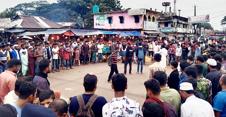 ট্রাকচাপায় সহপাঠীর মৃত্যু, নোবিপ্রবি শিক্ষার্থীদের সড়ক অবরোধ