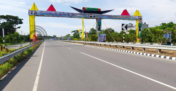 তোরণে ঢাকা পড়েছে ভাঙ্গা-কাঁঠালবাড়িয়া সড়ক