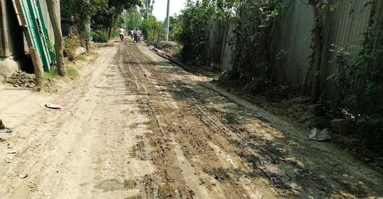 ৪ কিলোমিটার সড়কের পুরোটাই ভোগান্তির