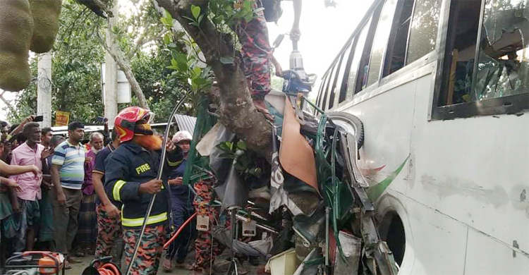 ময়মনসিংহে বাস-অটোরিকশা-মাহিন্দ্রার ত্রিমুখী সংঘর্ষে নিহত ২