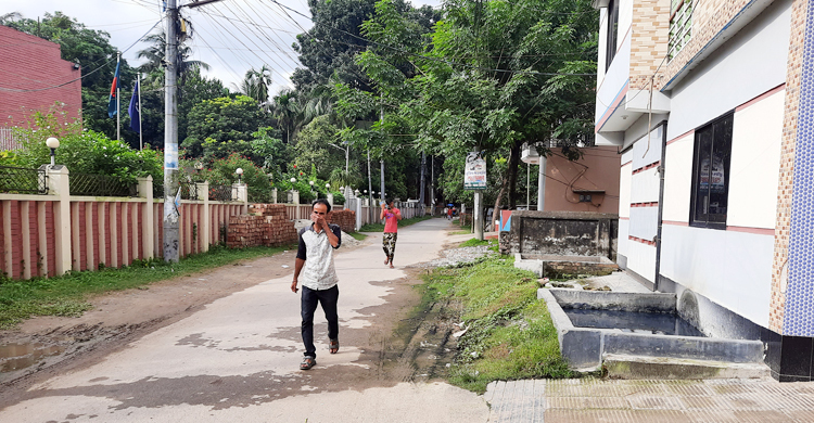 ঝিনাইদহের ‘ভিআইপি এলাকায়’ দুর্গন্ধে নাজেহাল পথচারীরা